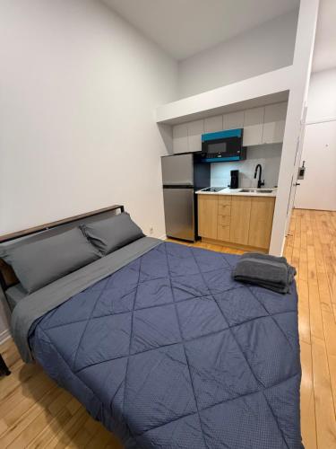 Katil atau katil-katil dalam bilik di Well located studio Montreal with Parking