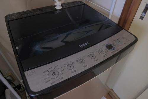 a microwave oven sitting on top of a counter at Private 1K Flat with 2 Single beds and sofa-bed, Near Tokyo & Quiet Area, 202 in Tokorozawa