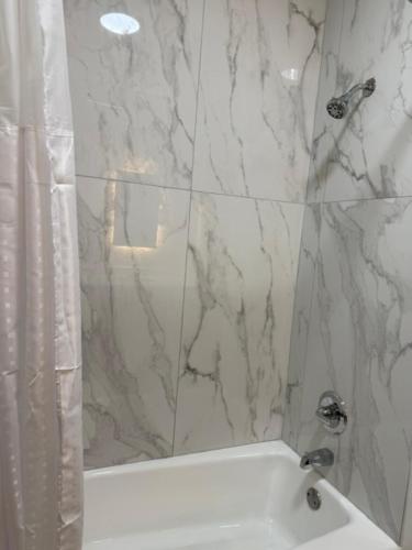 ein Badezimmer mit Dusche, Waschbecken und Badewanne in der Unterkunft Comfort Inn & Suites Tyler - Lindale in Tyler
