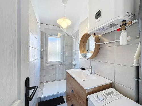 Koupelna v ubytování Fauvette - Appartement en bord de mer avec climatisation - FR-1-770-59