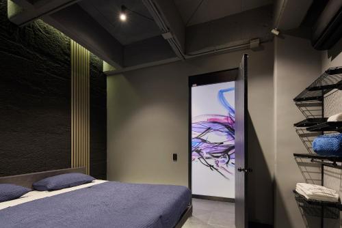 um quarto com uma porta com um quadro na parede em La Rock Club House em Medellín