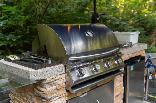 a gas grill with aurguitousuitousuitousuitousuitousuitousuitousuitousuitousuitous at North Cascades Glamping with Hot-tub and Outdoor Kitchen in Rockport