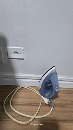 un monitor con un cable conectado a una pared en Espaço inteiro 1 km do centro da cidade, en Cascavel