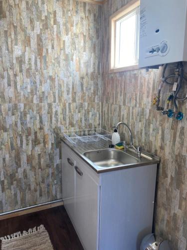 Kuchyň nebo kuchyňský kout v ubytování Cabaña Acogedora Puerto Natales
