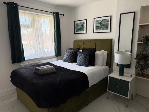 Postel nebo postele na pokoji v ubytování Bright Modern Mill Hill Home Free Parking and Garden