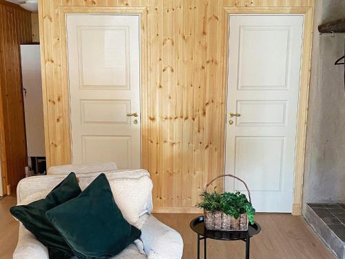 a living room with a couch and two white doors at Lakeview Cottage Retreat-By Traum in Gränna