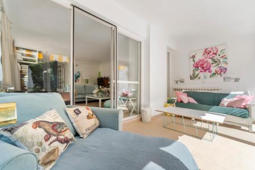 ein Wohnzimmer mit einem blauen Sofa und einem Tisch in der Unterkunft Relax en la naturaleza a solo 45 min de Madrid in Collado Mediano