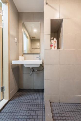 a bathroom with a sink and a mirror at Elio Sukhumvit 64 BTS Punnawithi in Amphoe Phra Khanong