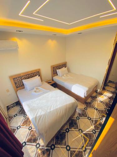 Postel nebo postele na pokoji v ubytování Noya pyramids view hotel