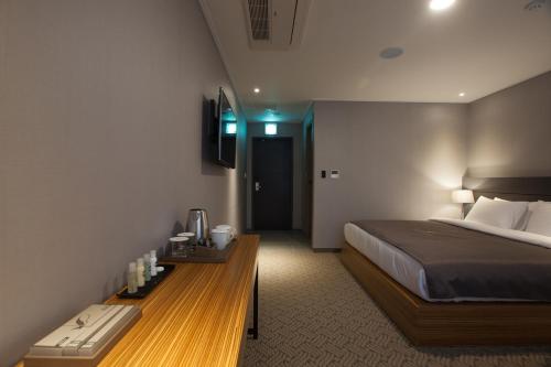 Ein Bett oder Betten in einem Zimmer der Unterkunft GnB Hotel