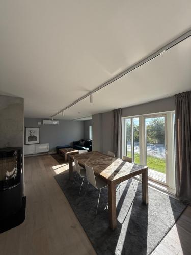 un soggiorno con tavolo in legno e camino di 2-Bedroom Apartment a Haugesund