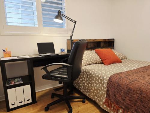 Ένα ή περισσότερα κρεβάτια σε δωμάτιο στο Semi-Private Townhouse - 3 Bedrooms - 4 beds - Free Parking, Wifi, Netflix