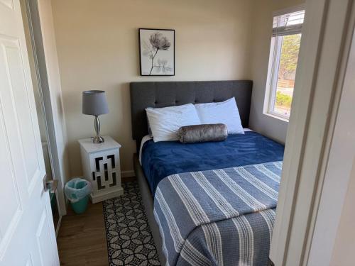 Ένα ή περισσότερα κρεβάτια σε δωμάτιο στο Home near Monterey beach and Carmel