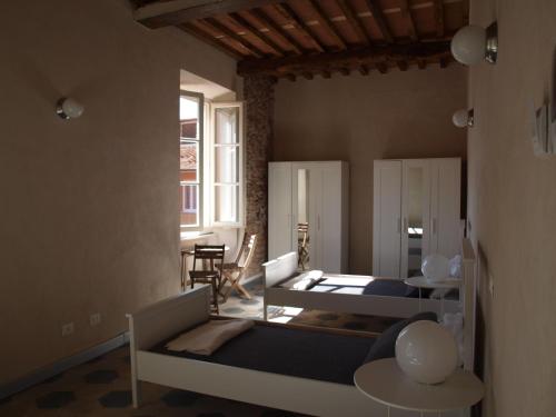 uma sala de estar com um sofá e uma mesa em Ostello Palazzo Nizza em Massa