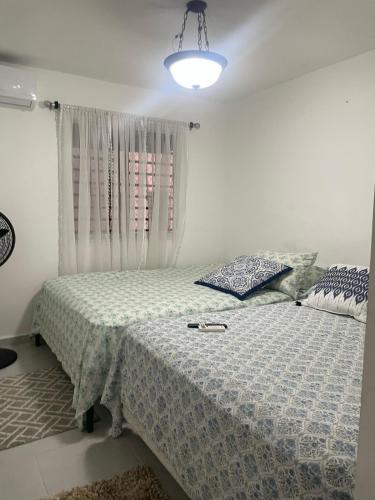 Ένα ή περισσότερα κρεβάτια σε δωμάτιο στο Your oasis in the city apartment with pool