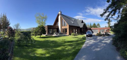 สวนหย่อมนอก Luxury Rural Retreat with Carport and Fast Wi-Fi