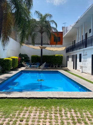 a swimming pool in the backyard of a house at Casa Tizoc Hospedaje in Jiutepec