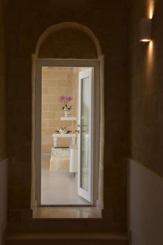 a hallway with a mirror in a room at Casa Blanca Matera in Matera