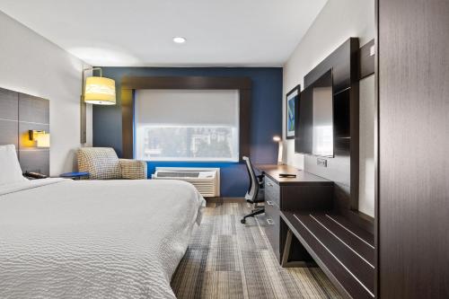 a hotel room with a bed and a desk at Holiday Inn Express - Sunnyvale - Silicon Valley by IHG in Sunnyvale