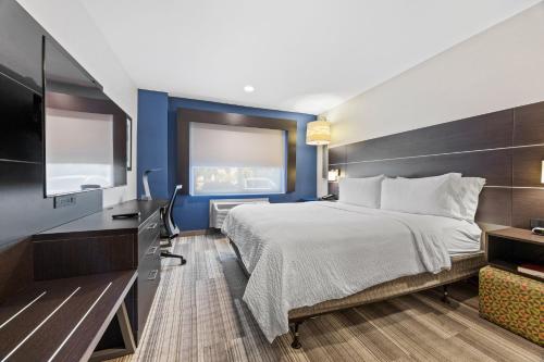 a hotel room with a bed and a flat screen tv at Holiday Inn Express - Sunnyvale - Silicon Valley by IHG in Sunnyvale