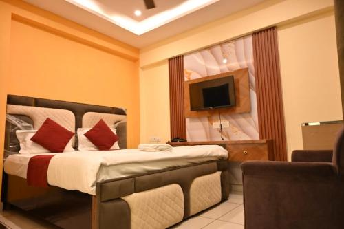 a hotel room with a bed and a television at New Kashi darshan Family and group guest house in Varanasi
