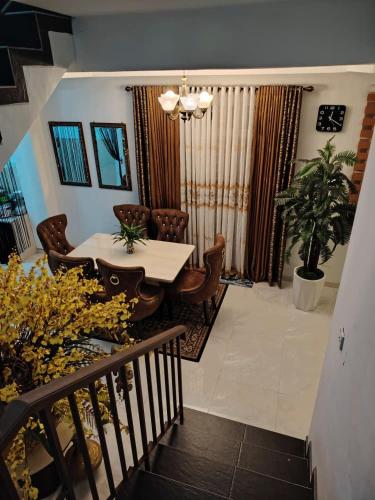 a dining room with a table and chairs in a room at Mummy Homestay Pulai in Johor Bahru