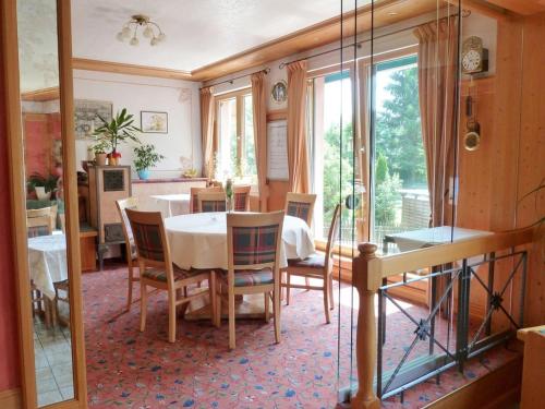 ein Esszimmer mit einem Tisch, Stühlen und einem Fenster in der Unterkunft Landgasthof-Hotel-Rössle in Oberprechtal