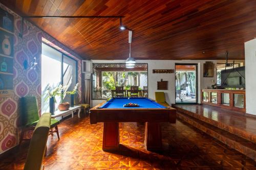 a pool table in the middle of a room at Chapalita Grand House in Guadalajara