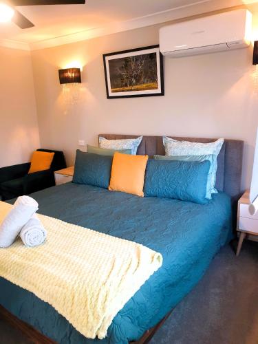 a living room with a blue bed in a room at Armidale Cottage on Taylor unit 4 in Armidale