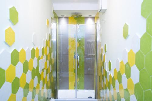 una doccia con porta in vetro in bagno di Relais del Corso a Sorrento