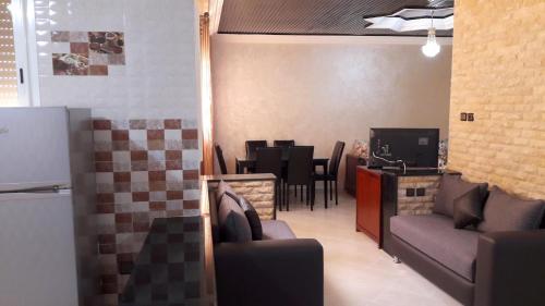 Una televisión o centro de entretenimiento en Reem