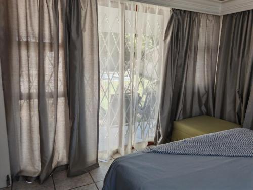 Letto o letti in una camera di Yakhe self-catering Cozy styled 1 bedroomed
