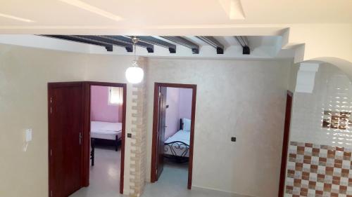 Una cama o camas en una habitación de Reem