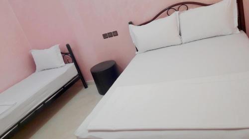 Una cama o camas en una habitación de Reem