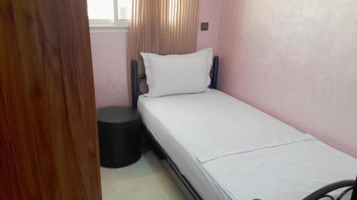 Una cama o camas en una habitación de Reem
