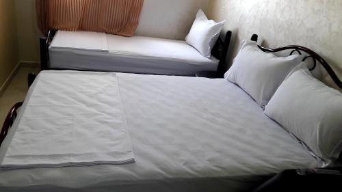 Una cama o camas en una habitación de Reem