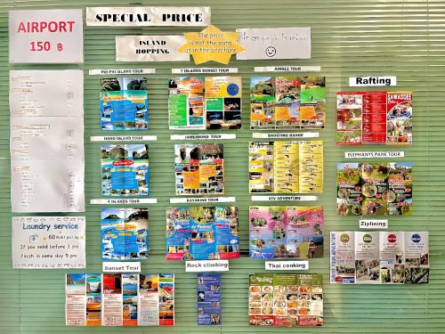 J ホテルに飾ってある許可証、賞状、看板またはその他の書類