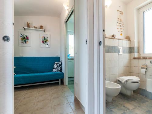 スペルロンガにあるCasa Maresol 6のバスルーム(青いソファ、トイレ付)