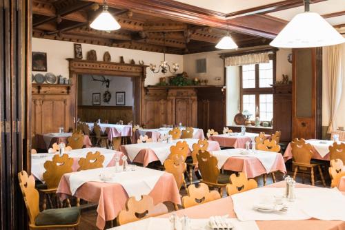 a dining room filled with tables with pink tablecloths at Gasthaus Zum Specht in Hösbach
