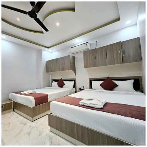 Gallery image of Hotel !! PVS LUXURY GRAND- Shree Kashi Vishwanath Temple - Fully Air Conditioned Hotel - Best HOTEL in Varanasi