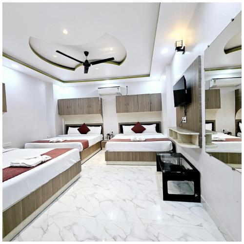 Gallery image of Hotel !! PVS LUXURY GRAND- Shree Kashi Vishwanath Temple - Fully Air Conditioned Hotel - Best HOTEL in Varanasi