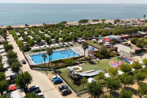 eine Luftaufnahme eines Resorts mit Pool in der Unterkunft Camping Resort Els Pins in Malgrat de Mar