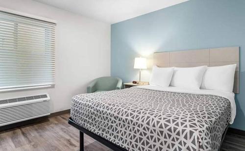 Postel nebo postele na pokoji v ubytování WoodSpring Suites Elkhart