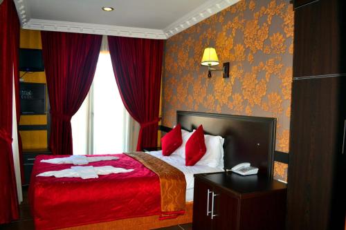 Кровать или кровати в номере Ares Hotel