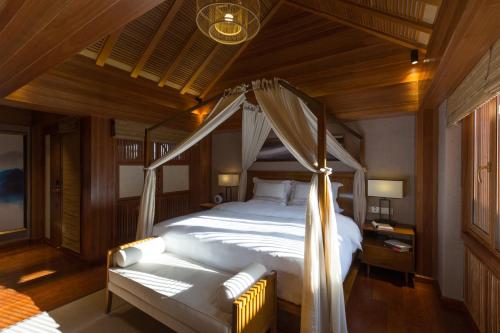 Serene Courtyardにあるベッド