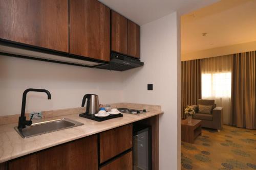 a kitchen with a sink and a counter top at كازا فيزو للشقق المخدومة Casa Visio serviced Apartmenet in Jeddah