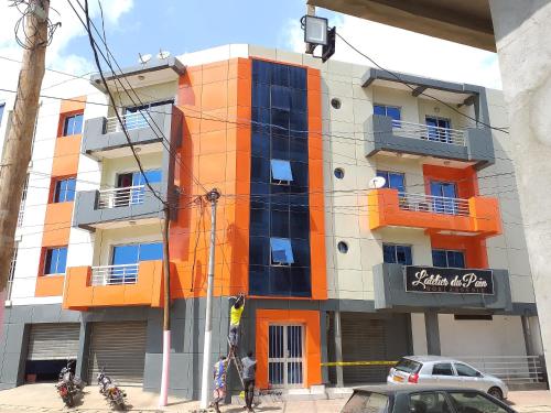 El edificio en el que está el departamento