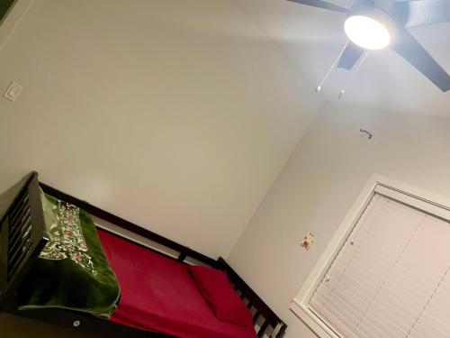 ein Schlafzimmer mit einem Bett und einem Deckenventilator in der Unterkunft Lily Rentals in Langley