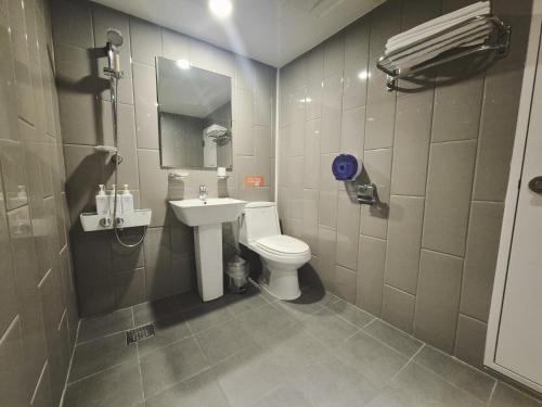 a small bathroom with a toilet and a sink at 안온호스텔 성수건대 in Seoul