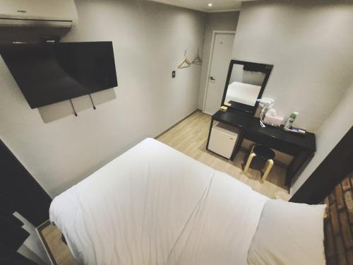 an overhead view of a bedroom with a bed and a tv at 안온호스텔 성수건대 in Seoul